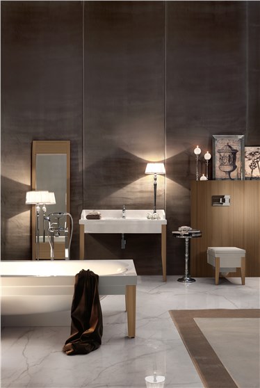 vasca con gambe in frassino scuro cod 3950, Specchio a terra in frassino scuro cod 9182, lavabo con coppia gambe in hemlock cod 3934